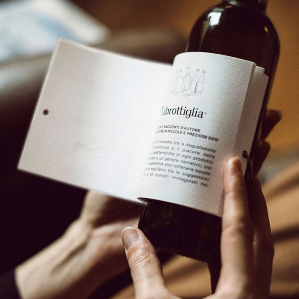 Кожна етикетка "Librottiglia" містить коротку історію, яка пасує до напою всередині пляшки. Фото boredpanda.com
